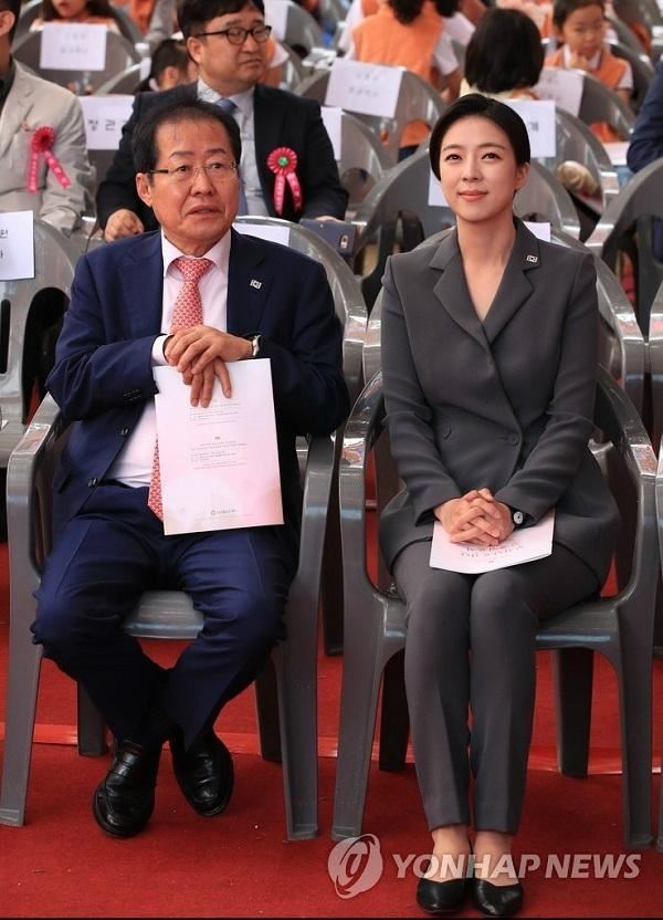 배현진 송파을 후보가 홍준표 대표와 조계사 봉축법요식에 참석했다. (사진=연합뉴스)