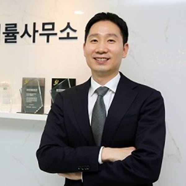 더앤법률사무소 박재현 변호사(경찰대를 졸업하고 전남지방경찰청, 광주서부경찰서 수사과에 근무한 경험을 바탕으로 사법시험에 합격한 후, 현재 더앤법률사무소에서 형사 전문 변호사로서 활동하고 있다.)