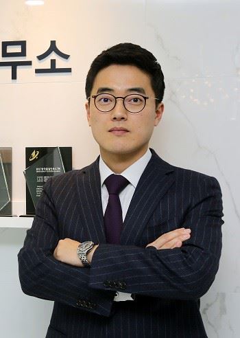 이현중 변호사는 경찰대를 거쳐 사법시험에 합격한 후, 의정부지방검찰청 검사직무대리, 법무법인 세종을 거쳐 현재 더앤 법률사무소에서 형사 전문 변호사로서 활동하고 있으며, 서울지방경찰청 사이버안전 자문위원 및 강남경찰서 범죄예방협의체 위원을 역임하고 있다.