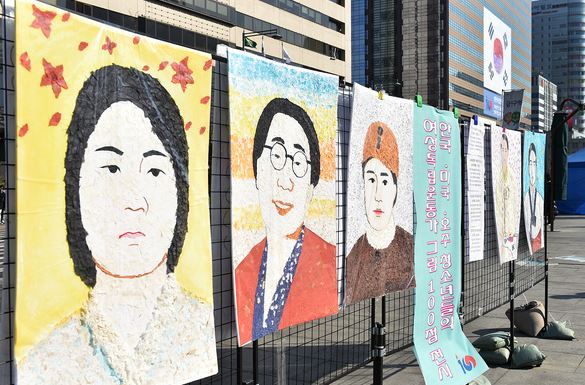 (사진: 3·1운동 100주년과 세계 여성의 날을 맞아 교보생명 희망다솜장학생들이 한지 모자이크 작품을 제작, 광화문광장에서 열린 ‘나는 여성독립운동가의 후예다’ 그림전시회에 전시했다.)