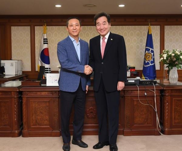 (사진: 이낙연 국무총리(오른쪽)와 권영수 LG 부회장이 면담 후 기념촬영을 하고 있다.)
