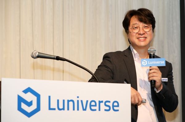 (사진: 람다256 박재현 대표가 루니버스 정식 오픈 소식을 전하고 있다.)