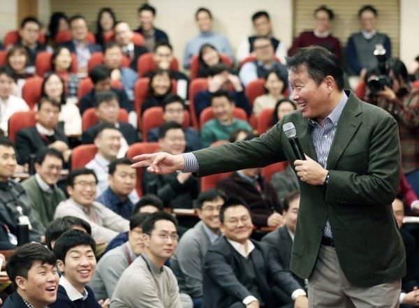 올초 최태원 SK회장의 서울 종로구 SK서린빌딩에서의 행복토크 모습.(사진=SK 제공)
