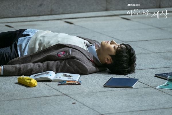 드라마 '아름다운 세상'에서 선호가 학교 폭력에 시달리다가 옥상에서 추락한 장면 (사진=SBS)