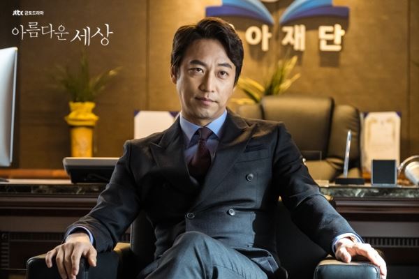 '아름다운 세상' 학교 이사장이자 가해 학생 아버지인 준표. 여론을 선동해 피해자 가족을 파렴치한으로 모는 인물이다. (사진=SBS)