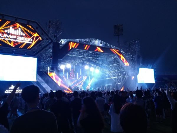 (사진=조성윤 기자) 올해로 4회 째를 맞은 전주얼티밋뮤직페스티벌. 80년대 전설적인 헤비메탈그룹 스트라이퍼 등이 빛나는 무대를 만들었다.